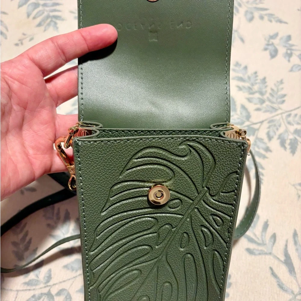 Oceans End Emerald Crossbody Phone Pouch - Picture 7 of 7